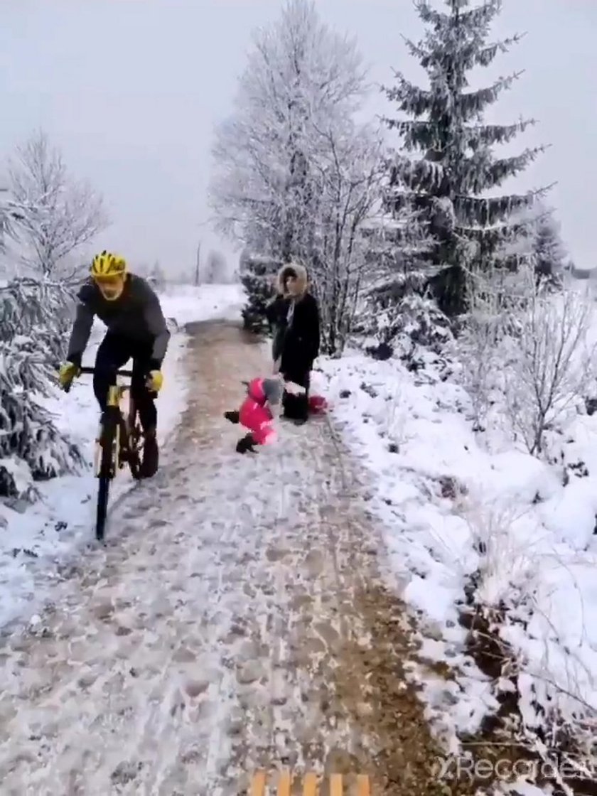 Rowerzysta brutalnie kopnął 5-latkę. To nagranie wywołało burzę w sieci