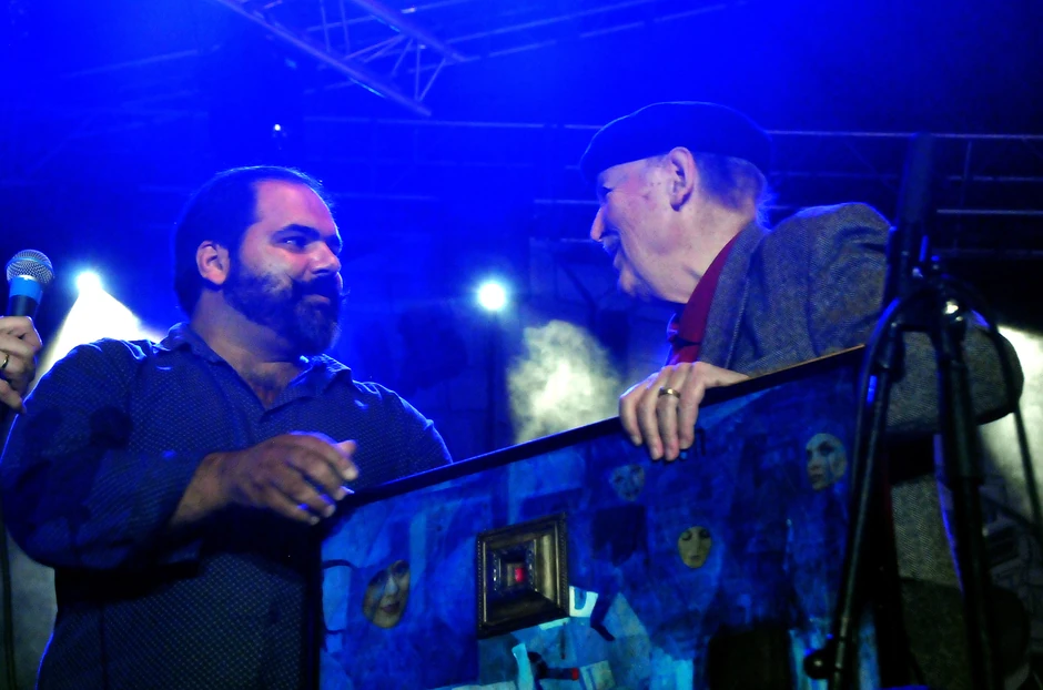 Lariu Vučković prima nagradu