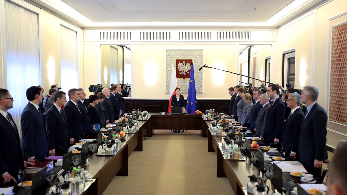 Rada Ministrów na rozpoczętym dzisiaj po godz. 11. posiedzeniu zajmie się m.in. projektem nowelizacji Ordynacji podatkowej, która zawiera klauzulę przeciw unikaniu opodatkowania oraz propozycją ustawy o gazach cieplarnianych, która ma ograniczyć ich emisję do atmosfery.