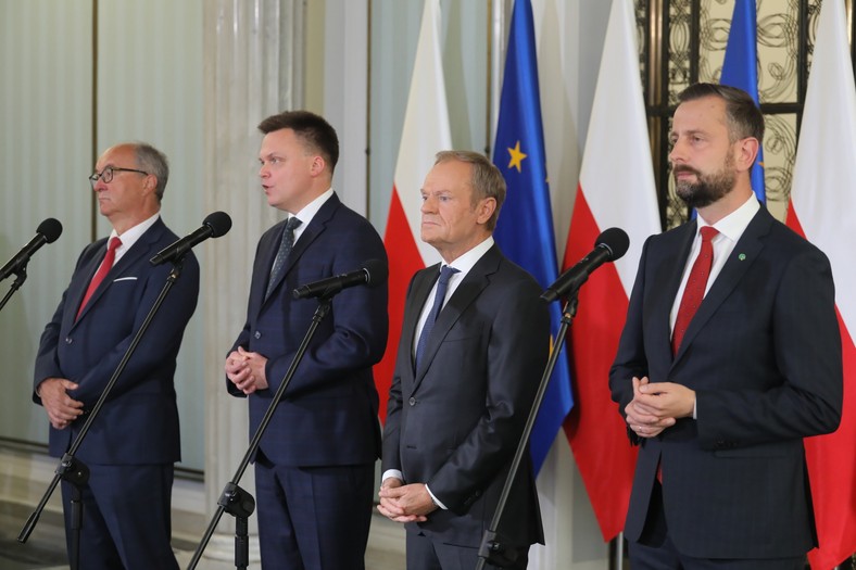 Przewodniczący PO Donald Tusk, liderzy Trzeciej Drogi Szymon Hołownia i Władysław Kosiniak-Kamysz oraz współprzewodniczący Nowej Lewicy Włodzimierz Czarzasty podczas wspólnego oświadczenia liderów ugrupowań opozycji przed spotkaniem z prezydentem Andrzejem Dudą (Warszawa, 24.10.2023)