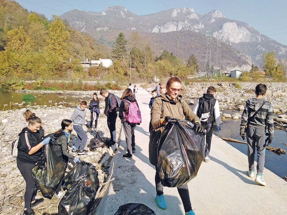 U akciji je odneto smeće, ali i posečeno rastinje koje je ružilo jezero