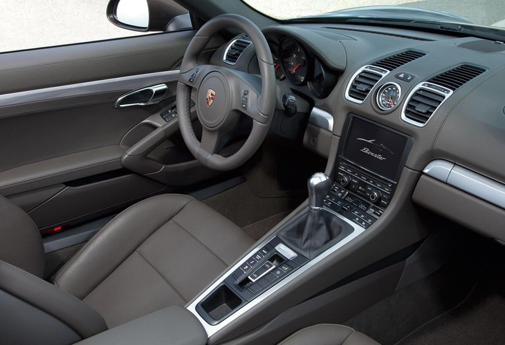 Oba modele wyposażone są seryjnie w manualną, sześciobiegową przekładnię