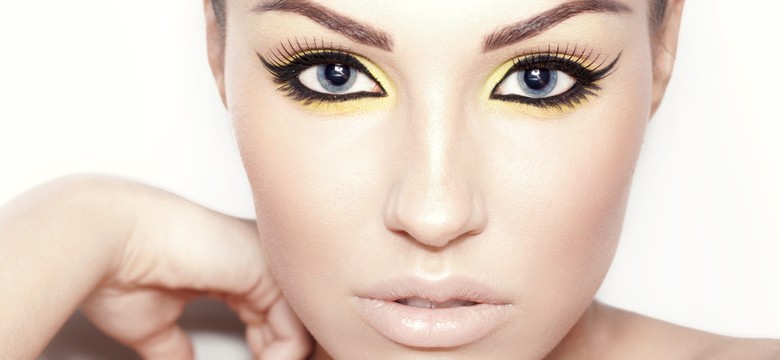 Mistrz makijażu radzi: oswój eyeliner; "kocie oko" to hit tej jesieni