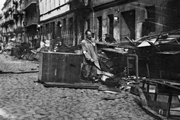 Rzeczy pozostawione na ul. Miłej po wywiezieniu Żydów do Treblinki. Warszawa, lato 1942 r.