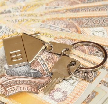 <b>Co wiemy: </b><br>Podatek jednolity przede wszystkim ma dotyczyć dochodów uzyskiwanych z pracy. Jego celem miało być ujawnienie wszystkich kosztów zatrudnienia i próba ich zmniejszenia, czyli redukcja tzw. klina podatkowego. Ale już dziś niektóre dochody, które nie wynikają z zatrudnienia, mogą być opodatkowane na zasadach ogólnych, czyli według skali – np. dochody z najmu. Niewykluczone, że nowy podatek zostanie rozszerzony również o te kategorie. <br><br>
<b>Wątpliwości: </b><br>
Jednak podatnicy mogą, jeśli chcą, wybrać również inną formę opodatkowania dochodów z najmu – np. ryczałt. Nie jest jasne, czy nowy system utrzyma taką możliwość. Kolejny problem to opodatkowanie dochodów z kapitału: dziś zyski ze sprzedaży akcji, obligacji, czy z dywidend opodatkowane są stawką liniową 19 proc. i nie łączą się z innymi dochodami wykazywanymi przez podatnika. Nie wiadomo, czy podatek od kapitałów utrzyma swoją odrębność wobec nowej daniny.