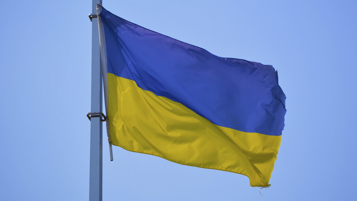 Wrocławski sąd za tydzień ogłosi wyrok w sprawie oskarżonego o nawoływanie do nienawiści na tle różnic narodowościowych mężczyzny. To rodzic, który w szkole swojej córki zerwał plakat z ukraińską flagą i godłem.