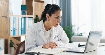 Meg lehet kérni az orvost, hogy ne töltsön fel az EESZT-be semmit? Az orvos válaszol