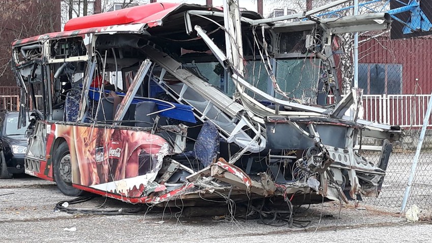Delovi uništenog autobusa