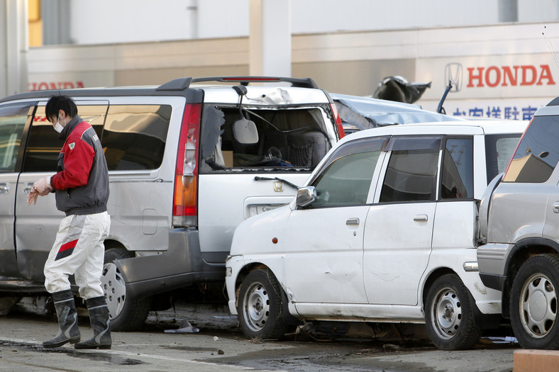 Japonia po trzęsieniu ziemi: zniszczone samochody przed oddziałem Hondy