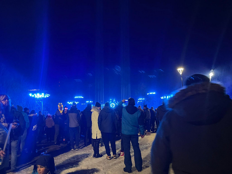 Tłum ludzi przed wejściem na "Sylwestra Marzeń"