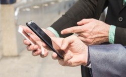 Esemesowi oszuści przenoszą się do internetu. UOKiK bada zgłoszenia i ostrzega