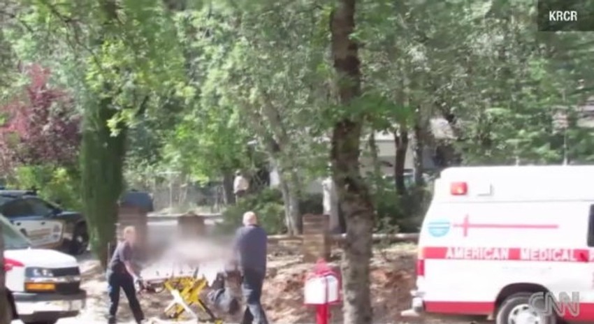 Bolničari unose Gregorija Dana u kola hitne pomoći nakon što ga je izbo sin