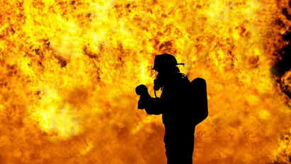 „Én vagyok az a kislány” – Hős tűzoltónak köszönheti az életét a 19 éves Gréti: 14 év után kereste fel a megmentőjét – fotó