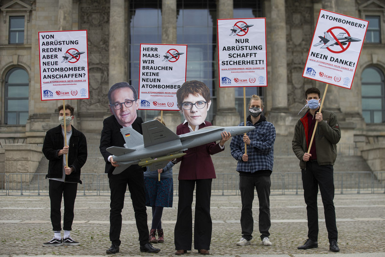 Grupa protestujących przeciwko broni nuklearnej w Niemczech przed Bundestagiem w Berlinie, Niemcy, 7 maja 2020 r.