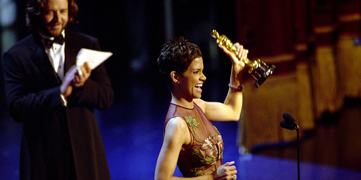 Halle Berry nie była pierwszą ciemnoskórą kobietą, która dostała Oscara, ale za to pierwszą ciemnoskórą aktorką, która otrzymała tę nagrodę za rolę pierwszoplanową