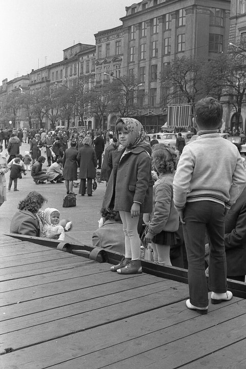 "Jak będę duża też tu wystąpię". Kraków, Rynek Główny 1973r.