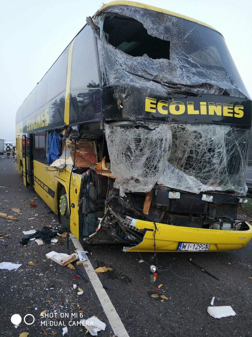 Wypadek na A-1. Autobus zderzył się z cyrkowozem