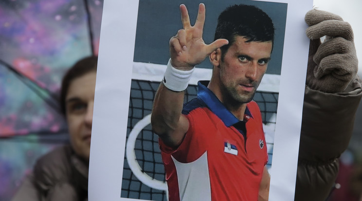 A bíróság Novak Djokovicsnak adott igazat, a szerb teniszező kiszabadult a hotel fogságából. / EPA: Andrej Cukic