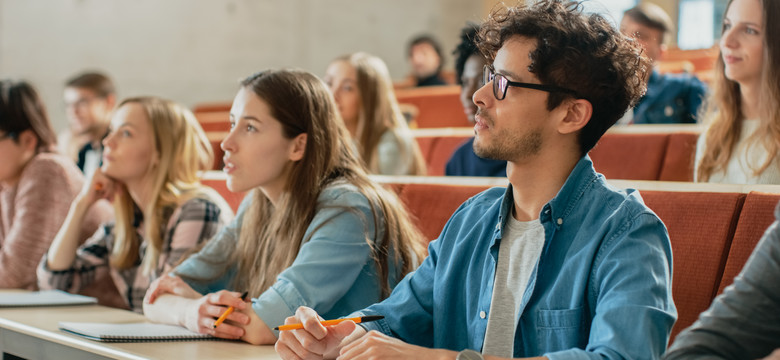 Ile zarabiają studenci w Polsce? Nowy raport