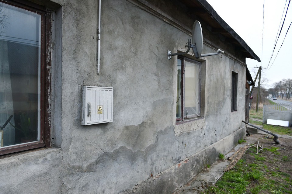 Mieszkali bez światła, ogrzewania i łazienki. Zobaczcie, jak w pięć dni zmienił się ich zrujnowany dom