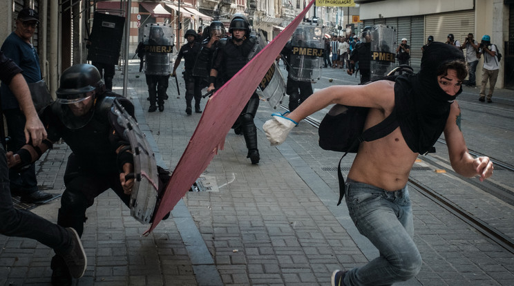 A rendőröket helyettesítő különleges erők igyekeznek megfékezni a brazil nagyváros utcáin
tomboló erőszakot /Fotó: AFP