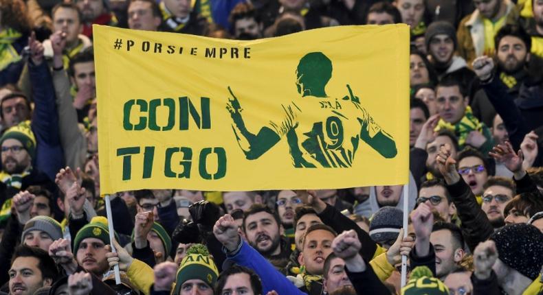 Supporters of Nantes football club display a message in Spanish that reads With you, forever next to an image of Emiliano Sala Des supporters du FC Nantes affichent le message en espagnol pour toujours, avec toi au côté de l'effigie d'Emiliano Sala, le 30 janvier 2019 à Nantes