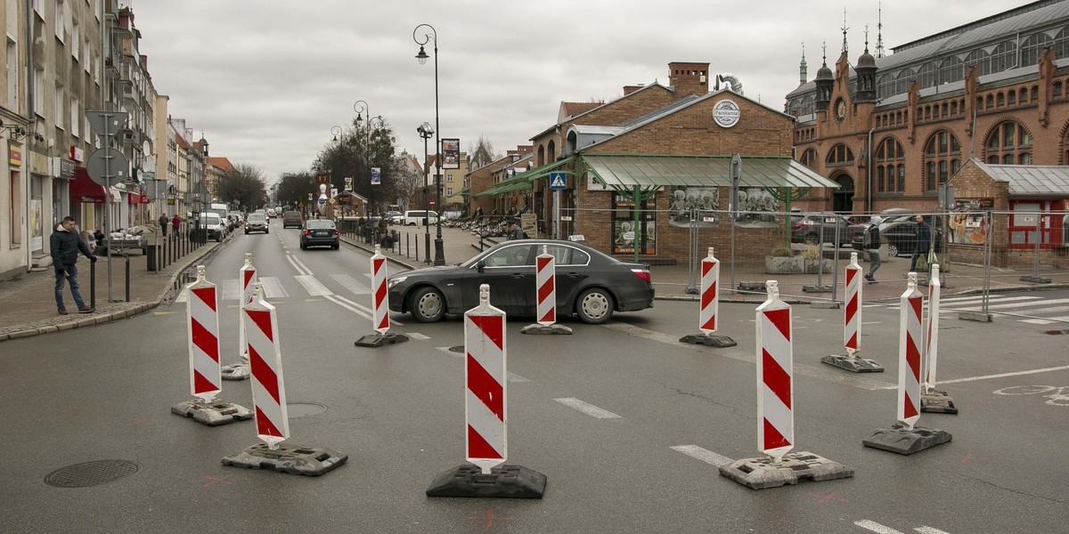 Budowa ronda przy hali targowej 