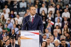 Sikorski mocno uderzył w PiS. "Szarańcza Misiewiczów i rdzewiejące ławeczki..."