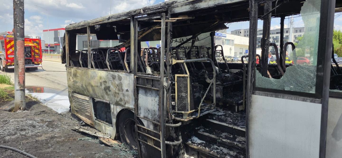 Pri požiaru autobusu, v ktorom sa viezlo 34 ľudí, sa nikto nezranil.