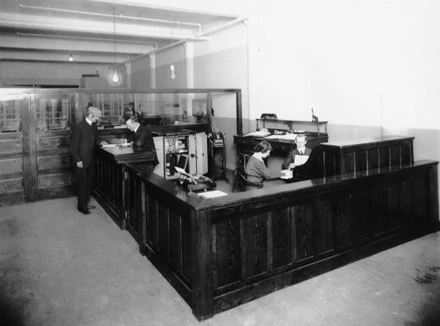 Skromne biuro zlokalizowane w piwnicy, tak wyglądały początki UPS, rok 1912.  (Fot. Chip.pl)