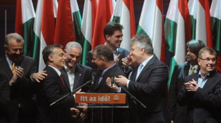 Orbán diadaláról beszél a világ