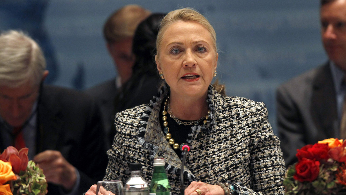 Sekretarz stanu USA Hillary Clinton odwołała z powodu choroby zaplanowaną na ten tydzień podróż do Maroka, Tunezji i Zjednoczonych Emiratów Arabskich - poinformował rzecznik Departamentu Stanu Philippe Reines.