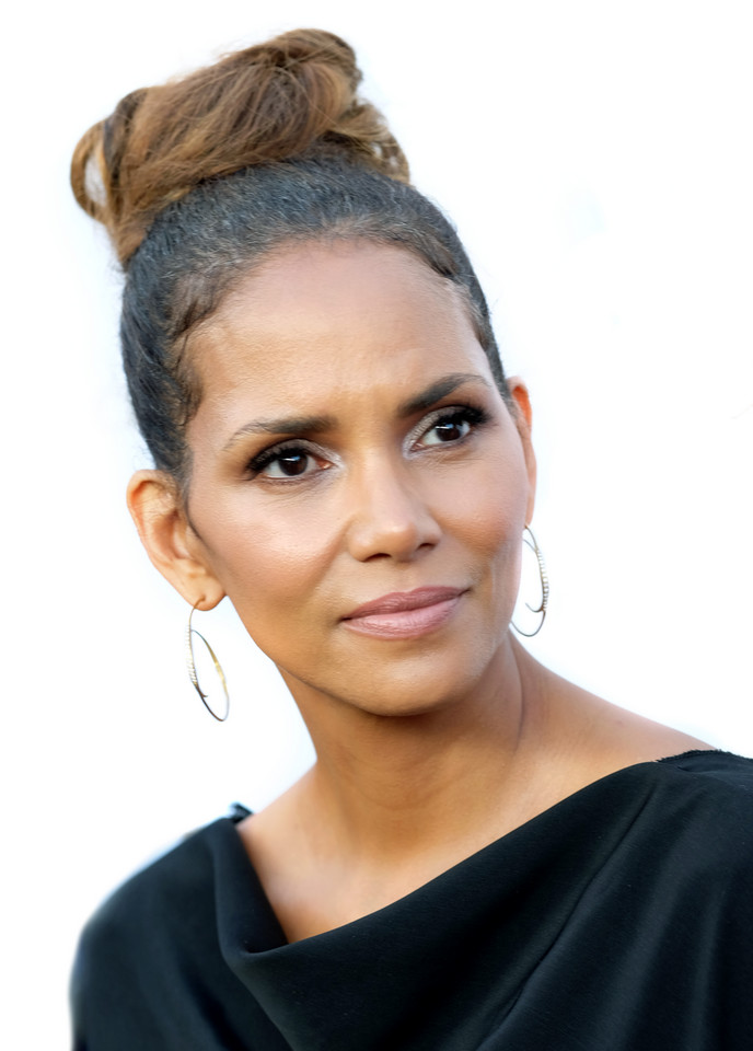 Halle Berry odsłania nogi w małej czarnej