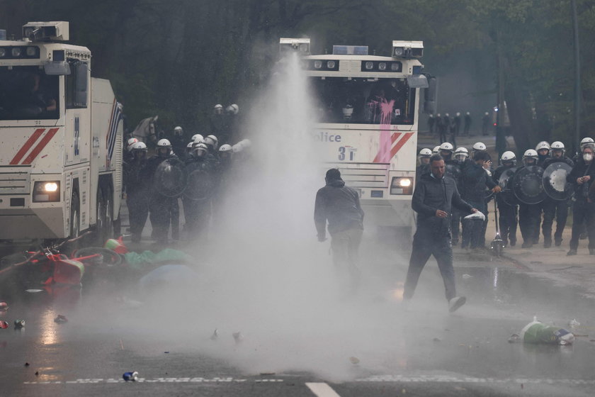 W dobie pandemii zorganizowali imprezę w parkę. Było groźnie. Policja użyła armatek wodnych