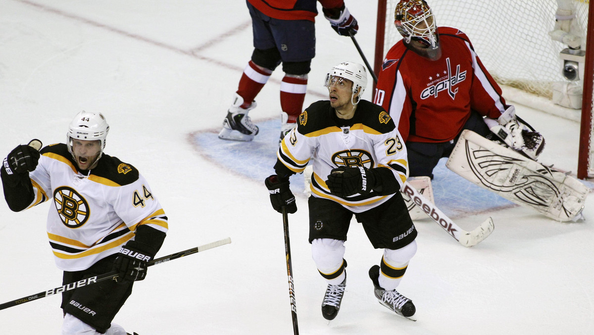 Boston Bruins broniący mistrzowskiego tytułu w końcu rozszyfrowali defensywę i bramkarza Washington Capitals. Niedźwiadki wygrały mecz numer 3 w stosunku 4:3, po raz pierwszy zdobyli w spotkaniu więcej niż jedną bramkę.