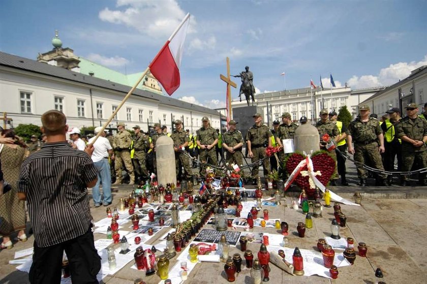 Obrońcy krzyża to przekrój całego społeczeństwa. Przed Pałacem Prezydenckim był nawet biznesmen Włodzimierz Kaczanow, ojciec seksualnej rekordzistki Marianny Rokity