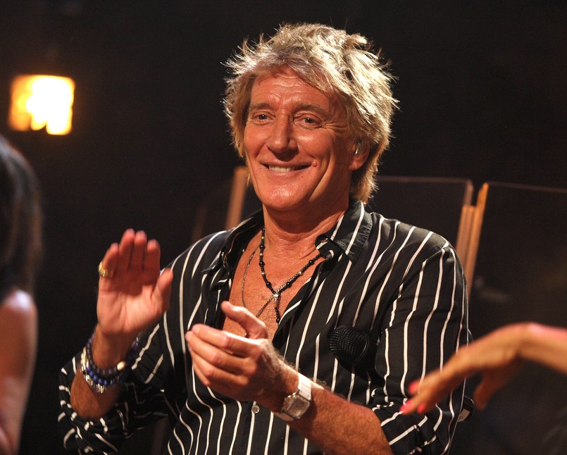 Rod Stewart ma powody do zadowolenia. Jego najnowszy album studyjny "Time" zajmuje w tym tygodniu czołową pozycję na liście najchętniej kupowanych wydawnictw muzycznych w Wielkiej Brytanii. To pierwszy tak znaczący sukces artysty od czasu wydanego w 1974 roku zestawu największych przebojów "Greatest Hits Vol. 1". 68-letni piosenkarz na wieść o znakomitej sprzedaży swej nowej płyty powiedział, że czuje dumę i radość, tym bardziej, że materiał na "Time" powstawał jako rozliczenie z własną przeszłością