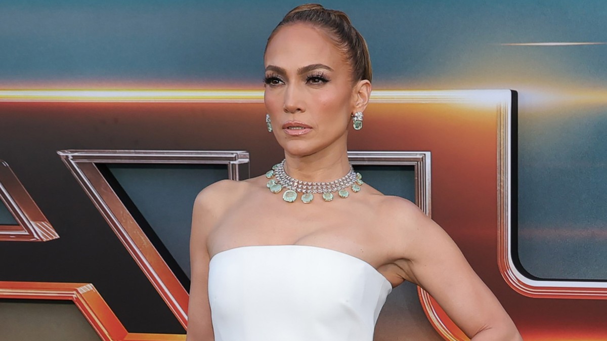 Pokoli részletek az Atlasról: Jennifer Lopez színésztársának szemét a való életben is kigúvasztották – videó