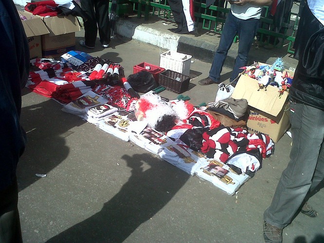 Uliczny stargan z pamiątkami po egipskiej rwolucji w Kairze.