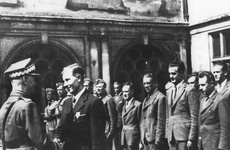 Naczelny Wódz, gen. Władysław Sikorski, dekoruje Cichociemnych w Audley End, sierpień 1942 r. (domena publiczna)