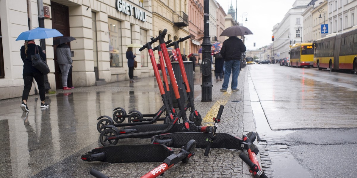 Obecnie w polskim prawie nie ma regulacji, które dotyczą hulajnóg elektrycznych, dlatego ich użytkownicy są traktowani jako piesi, którzy powinni korzystać z chodników.