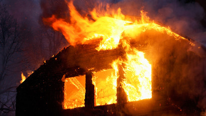 Kigyulladt egy ház Tiszakesziben: mentők vitték kórházba a lángoló házból kimenekülő férfit