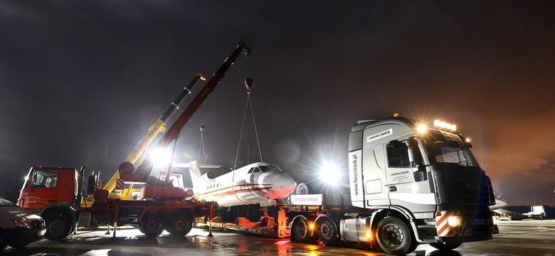 Tak gigantyczne ciężarówki wywiozły samolot z floty prezydenta Kaczyńskiego. ZDJĘCIA z operacji