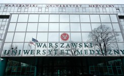 Antysemicki transparent na marszu w Warszawie niosła studentka WUM? Uczelnia reaguje