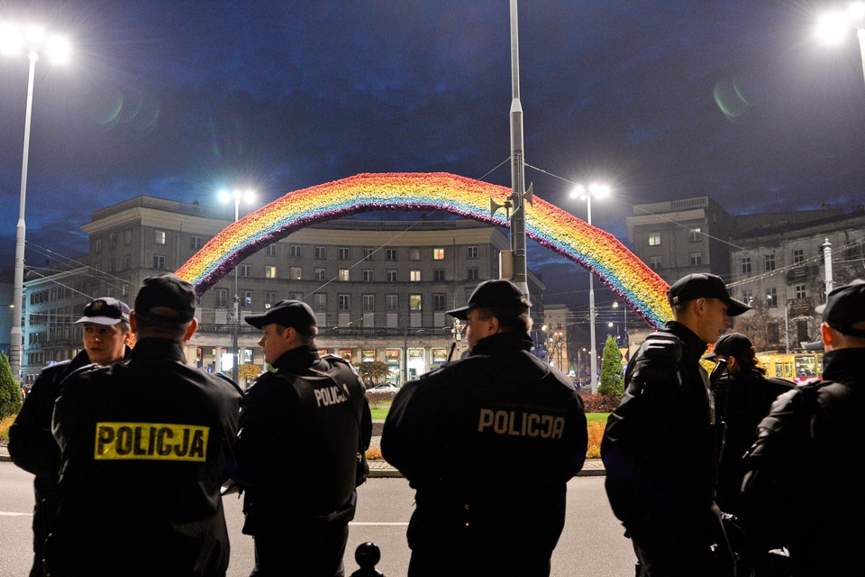 WARSZAWA TĘCZA PLAC ZBAWICIELA (Policja na pl. Zbawiciela)