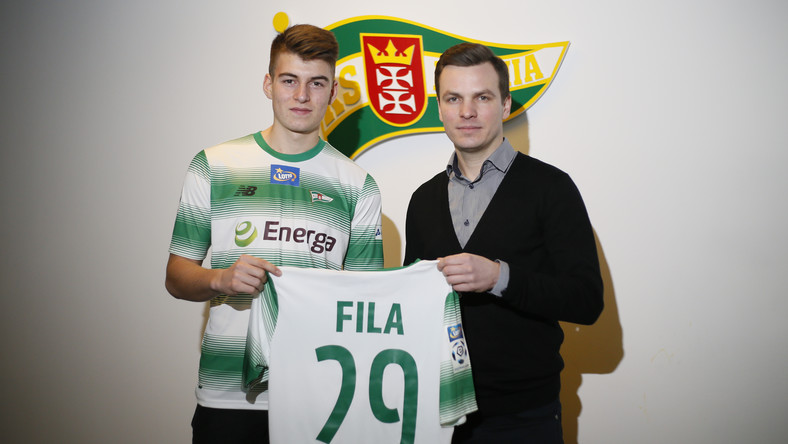 Karol Fila podpisał nowy kontrakt z Lechią Gdańsk. Jego umowa obowiązywać będzie do 31 grudnia 2018 roku i zawiera opcję przedłużenia o dwa lata.