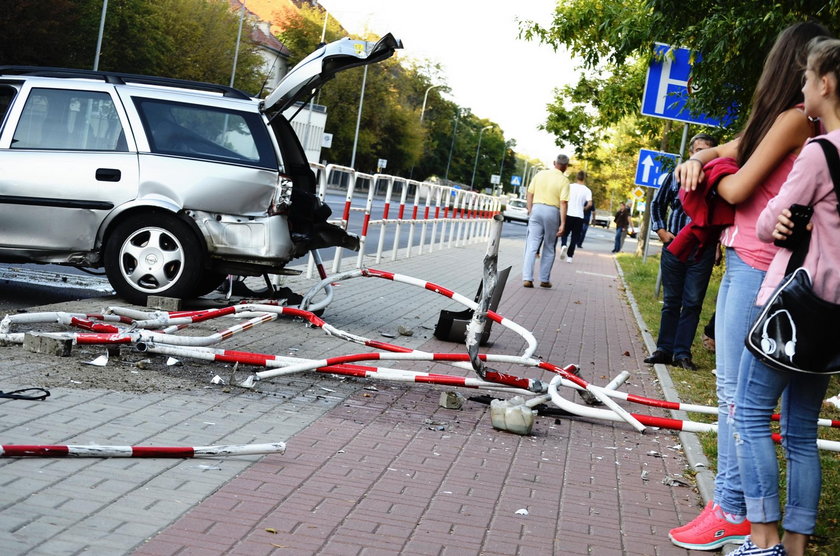 Staranował barierki i wpadł na chodnik