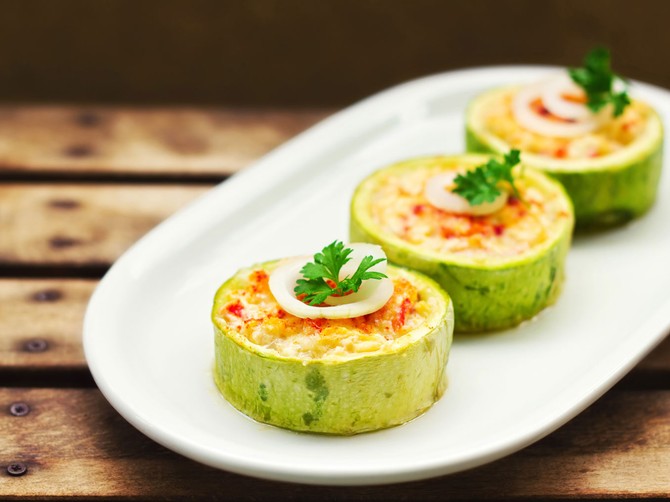 29577_punjene-tikvice-stock-photo-zucchini-stuffed-with-cheese-and-vegetables-shallow-dof-89000821[1]