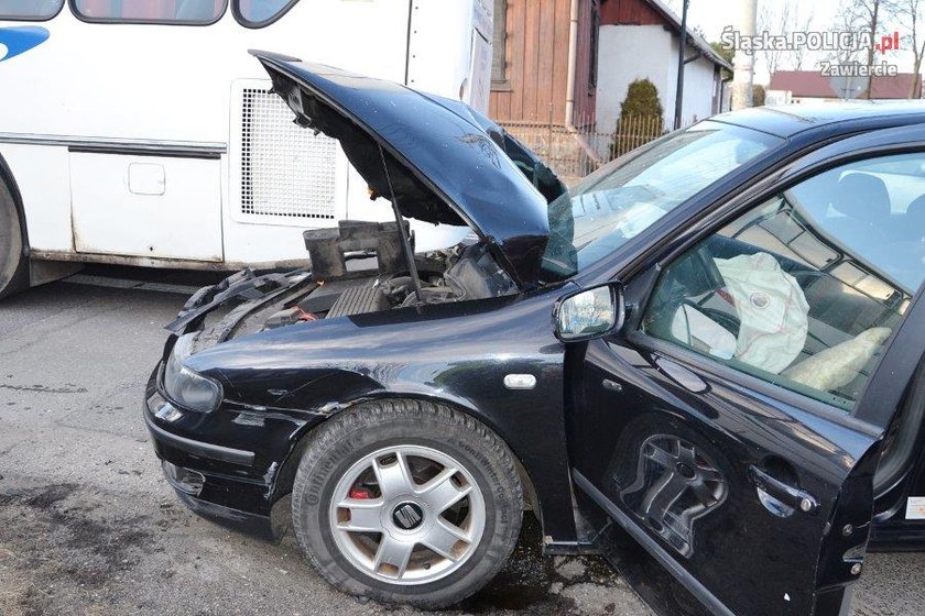 Autobus zderzył się z osobówką