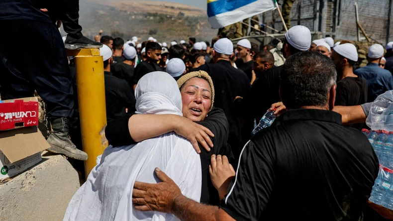 Zagrljaj sestara iz zajednice Druza na izraelsko-sirijskoj granici tokom sukoba | Foto: Reuters